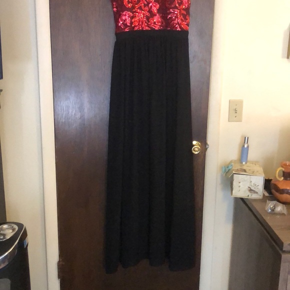 Red and Black Sequined Evening Gown - Picture 3 of 4